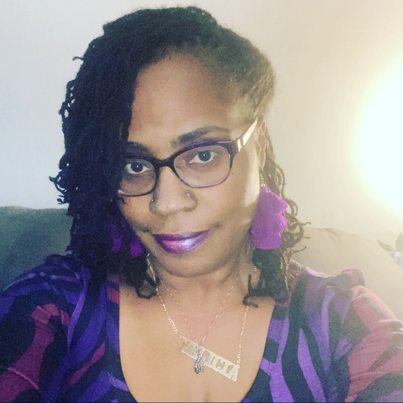 Meet your Posher, Felicia - Picture 2 of 3